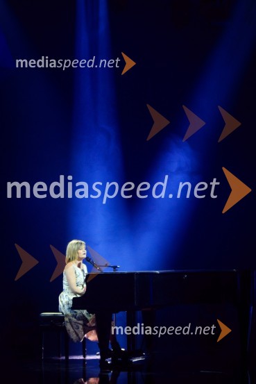  Jana Šušteršič, pevka, zmagovalka šova Slovenija ima talent 2014Zmagovalka 41. Popevke je Nuška Drašček