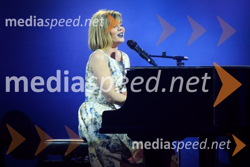  Jana Šušteršič, pevka, zmagovalka šova Slovenija ima talent 2014Zmagovalka 41. Popevke je Nuška Drašček