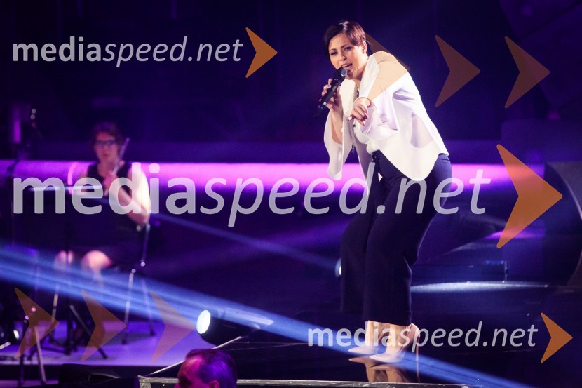  Nuška Drašček, pevkaZmagovalka 41. Popevke je Nuška Drašček