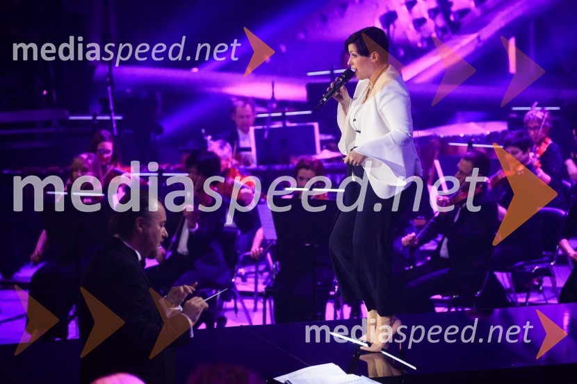  Nuška Drašček, pevkaZmagovalka 41. Popevke je Nuška Drašček