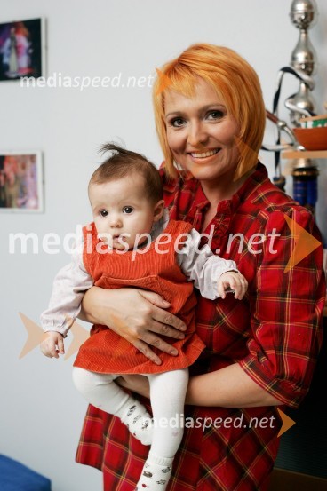 Natalija Kolšek, pevka s hčerkoNatalija Kolšek, pevka z otroci