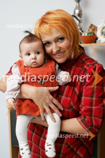 Natalija Kolšek, pevka s hčerkoNatalija Kolšek, pevka z otroci