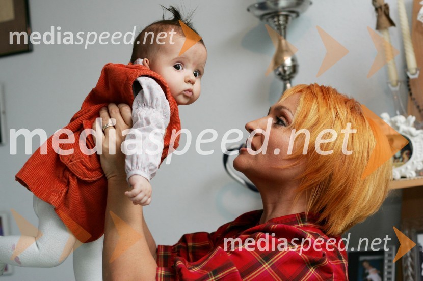 Natalija Kolšek, pevka s hčerkoNatalija Kolšek, pevka z otroci