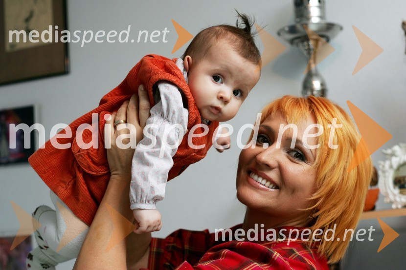 Natalija Kolšek, pevka s hčerkoNatalija Kolšek, pevka z otroci