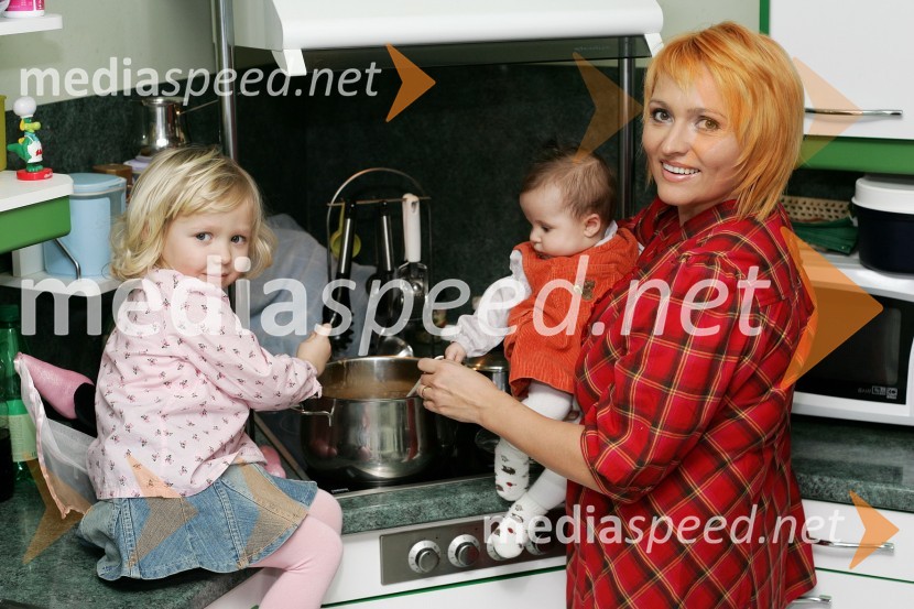 Natalija Kolšek, pevka s hčerkamaNatalija Kolšek, pevka z otroci