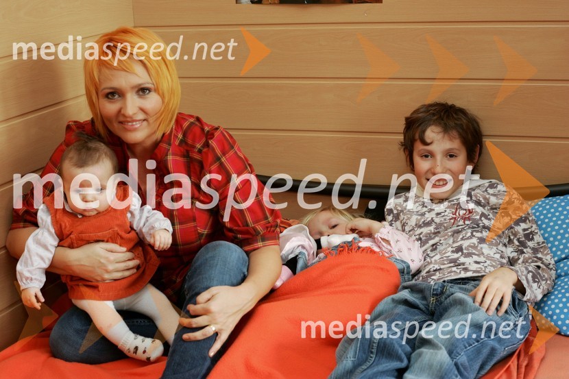 Natalija Kolšek, pevka z otrociNatalija Kolšek, pevka z otroci