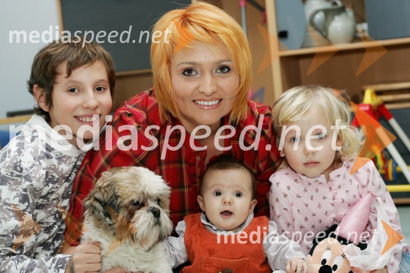 Natalija Kolšek, pevka z otroci in psom PajdomNatalija Kolšek, pevka z otroci