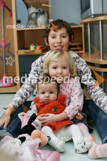 Otroci Natalije Kolšek, pevkeNatalija Kolšek, pevka z otroci