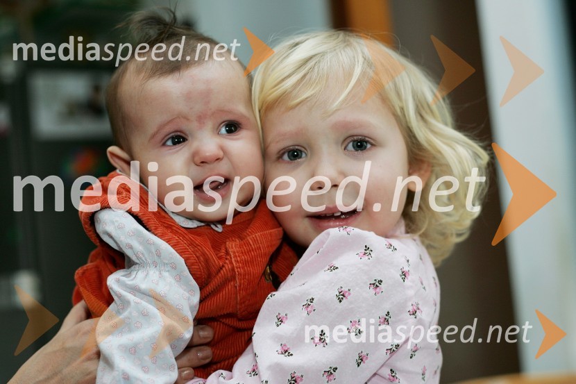 Hčerki Natalije Kolšek, pevkeNatalija Kolšek, pevka z otroci