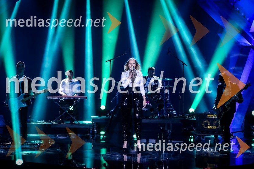  Petra Zore, Bomb Shell bandZmagovalka Dnevov slovenske zabavne glasbe, Poprock je Anabel