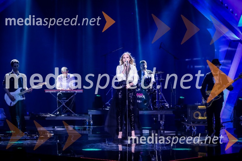  Petra Zore, Bomb Shell bandZmagovalka Dnevov slovenske zabavne glasbe, Poprock je Anabel