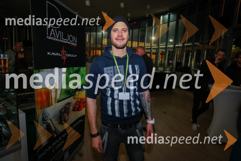  Uroš Kmetič, pevec in kitarist, Mama reklaZmagovalka Dnevov slovenske zabavne glasbe, Poprock je Anabel