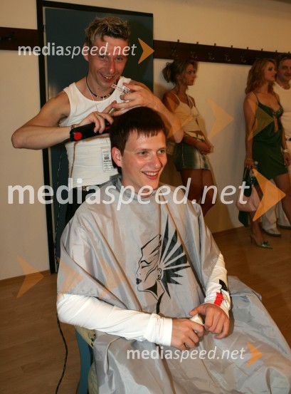 Pevec Peter Januš pri frizerjuMelodije morja in sonca