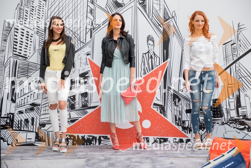  Mirela  Korać, manekenka, Miss Universe Slovenije 2009;  Sabina Remar, manekenka;  Jana  Koteska, manekenkaModna revija, Qlandia Ptuj