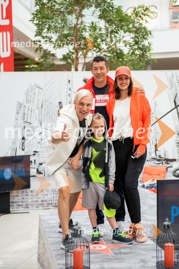   Igor  Jelen-Iggy, koreograf, lastnik plesnega centra Igen;  ... ;  Taiji Tokuhisa, maneken in voditelj;  Sabina Remar, manekenkaModna revija, Qlandia Ptuj