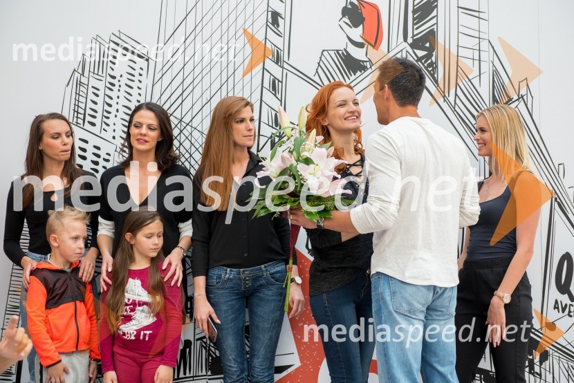  Mirela  Korać, manekenka, Miss Universe Slovenije 2009;  ... ;  Sabina Remar, manekenka;  ... ;  Karin Škufca, manekenka;  Jana  Koteska, manekenka;  Taiji Tokuhisa, maneken in voditelj;  Nadiya Bychkova, plesalka, manekenkaModna revija, Qlandia Ptuj