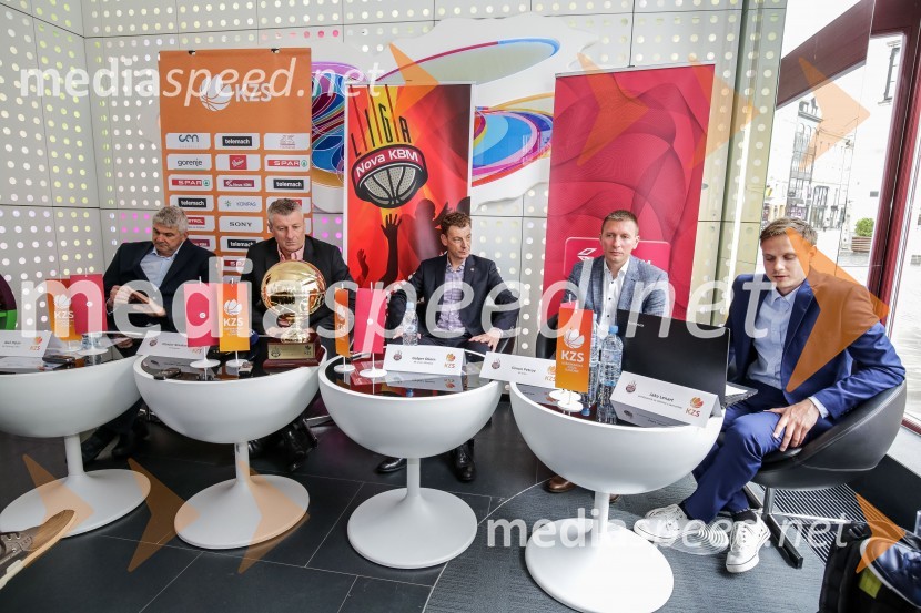  Aleš Pipan, trener Zlatoroga;  Damjan Novaković, trener Rogaške;  Gašper Okorn, trener Uniona Olimpije;  Simon  Petrov, trener Krke;  ... Liga Nova KBM, novinarska konferenca pred začetkom polfinala