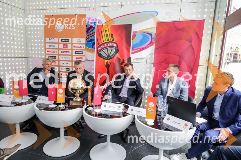  Aleš Pipan, trener Zlatoroga;  Damjan Novaković, trener Rogaške;  Gašper Okorn, trener Uniona Olimpije;  Simon  Petrov, trener Krke;  ... Liga Nova KBM, novinarska konferenca pred začetkom polfinala