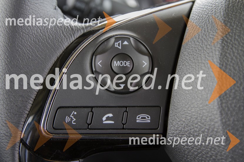 Mitsubishi Space Star ClearTec 1.2 Intense, prostoročno telefoniranje na volanuMitsubishi Space Star ClearTec 1.2 Intense, mediaspeed test