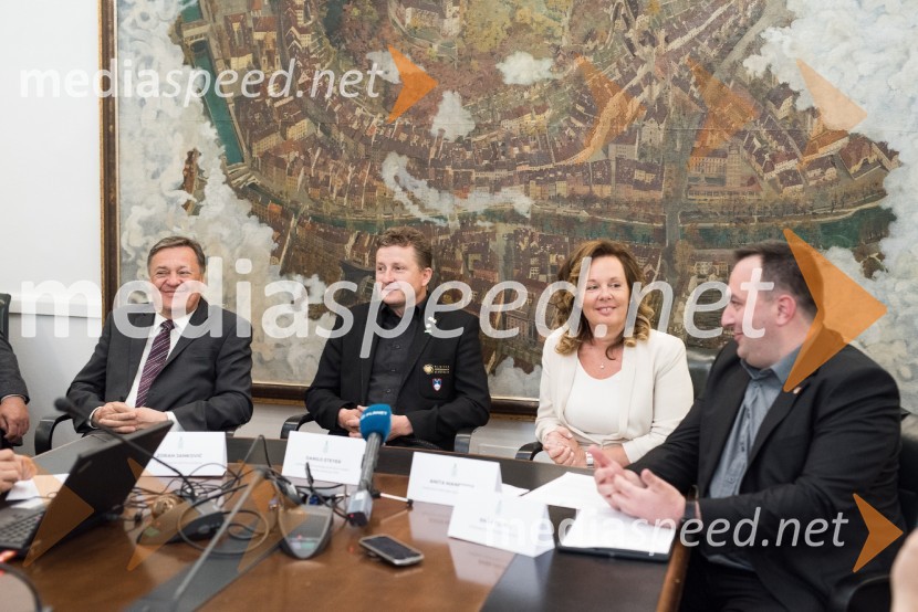  Zoran Janković, župan, Mestna občina Ljubljana;  Danilo Steyer,   vinar, Steyer Vina; vinski vitez, predsednik Vinske reprezentance Slovenije;  Anita Manfreda, direktorica občinske uprave, Občina Brda;  Saša Pelko, podžupan, Mestna občina MariborVinoEuro2018, Slovenija bo gostila Evropsko prvenstvo vinarjev v nogometu