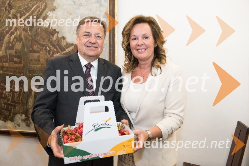  Zoran Janković, župan, Mestna občina Ljubljana;  Anita Manfreda, direktorica občinske uprave, Občina BrdaVinoEuro2018, Slovenija bo gostila Evropsko prvenstvo vinarjev v nogometu