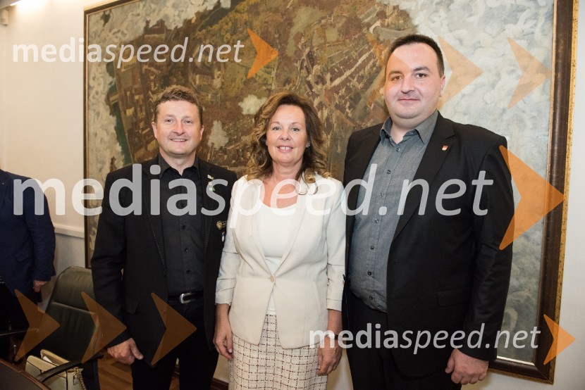  Danilo Steyer,   vinar, Steyer Vina; vinski vitez, predsednik Vinske reprezentance Slovenije;  Anita Manfreda, direktorica občinske uprave, Občina Brda;  Saša Pelko, podžupan, Mestna občina MariborVinoEuro2018, Slovenija bo gostila Evropsko prvenstvo vinarjev v nogometu