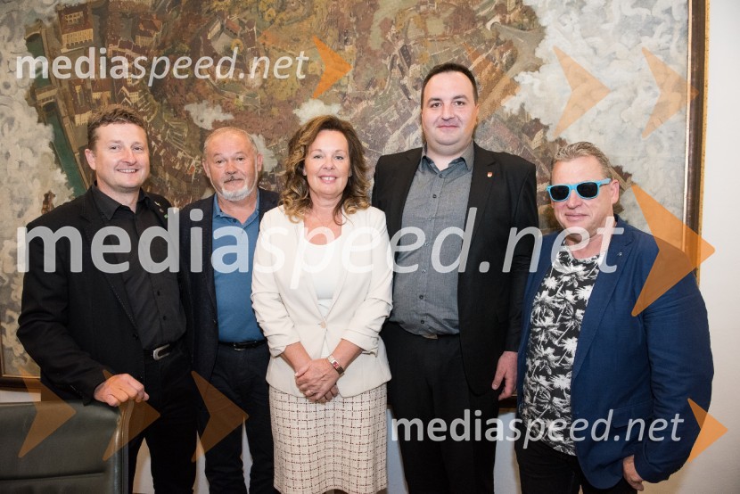  Danilo Steyer,   vinar, Steyer Vina; vinski vitez, predsednik Vinske reprezentance Slovenije;  ... ;  Anita Manfreda, direktorica občinske uprave, Občina Brda;  Saša Pelko, podžupan, Mestna občina Maribor;  ... VinoEuro2018, Slovenija bo gostila Evropsko prvenstvo vinarjev v nogometu