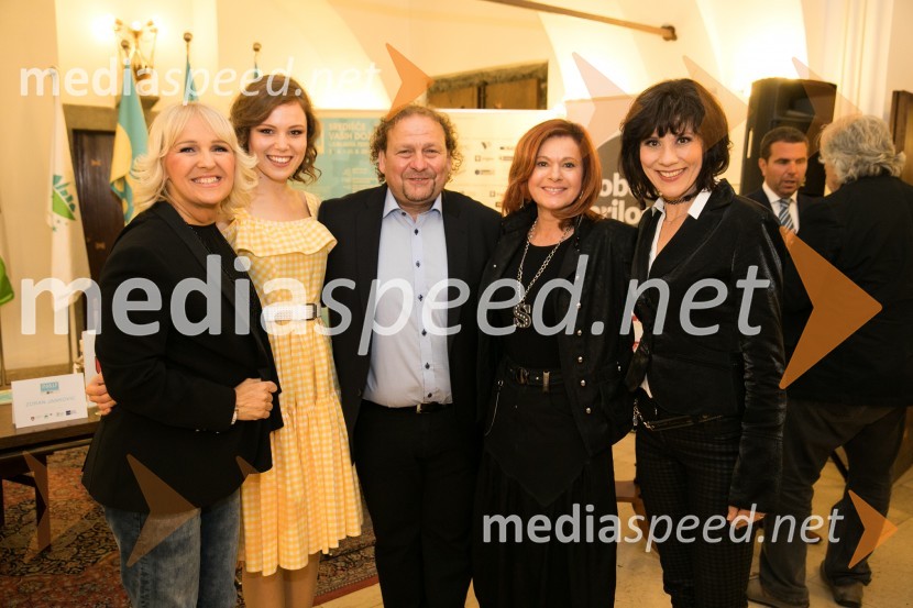  Alenka Godec, pevka;  Flora Ema Lotrič, pevka;  Darko  Brlek, direktor, Festival Ljubljana;  Simona  Vodopivec Franko, pevka, igralka;  Damjana Golavšek, pevkaNovinarska konferenca Festivala Ljubljana