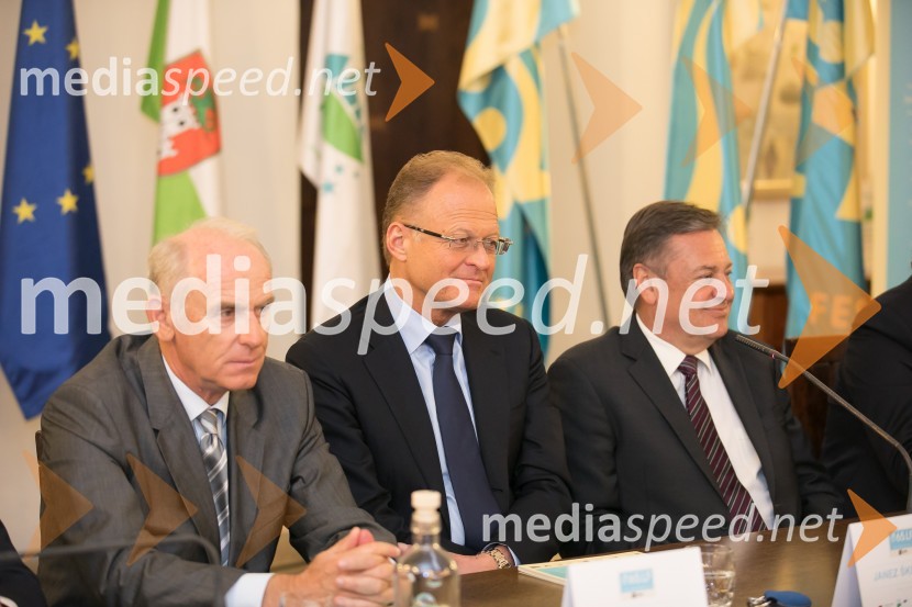  Jože  Mermal, predsednik uprave BTC-ja;  Janez  Škrabec, direktor Riko d.o.o., predsednik Slovensko-ruskega poslovnega sveta, častni konzul Belorusije;  Zoran Janković, župan, Mestna občina LjubljanaNovinarska konferenca Festivala Ljubljana