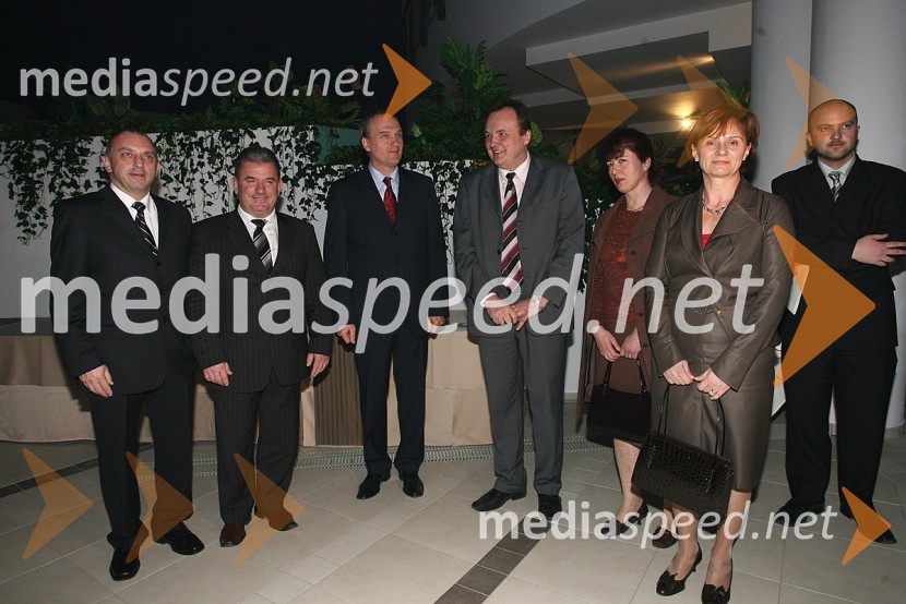 Roman Matek, direktor Zdravilišča Laško, Andrej Vizjak, minister za gospodarstvo, Janez Podobnik, minister za okolje in prostor, Franc Zdolšek, župan občine Laško, Andreja Stopar, načelnica Upravne enote Šentjur pri Celju, Cvetka Jurak, vodja hotelov Zdravilišča Laško in ...Otvoritev termalnega centra Wellness park Laško