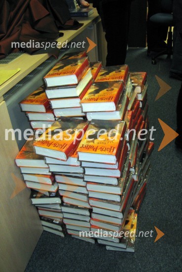 Sedma knjiga o čarovniku Harrju Potterju Svetinje smrtiSedma knjiga o Harryju Potterju končno v slovenščini