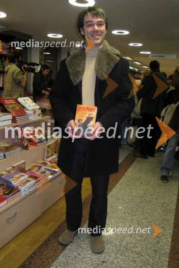 Jakob J. Kenda, prevajalec sedme knjige Harry Potter Svetinje smrtiSedma knjiga o Harryju Potterju končno v slovenščini