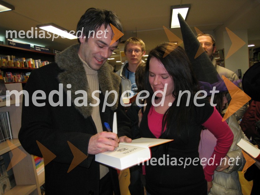 Jakob J. Kenda, prevajalec sedme knjige Harry Potter Svetinje smrtiSedma knjiga o Harryju Potterju končno v slovenščini