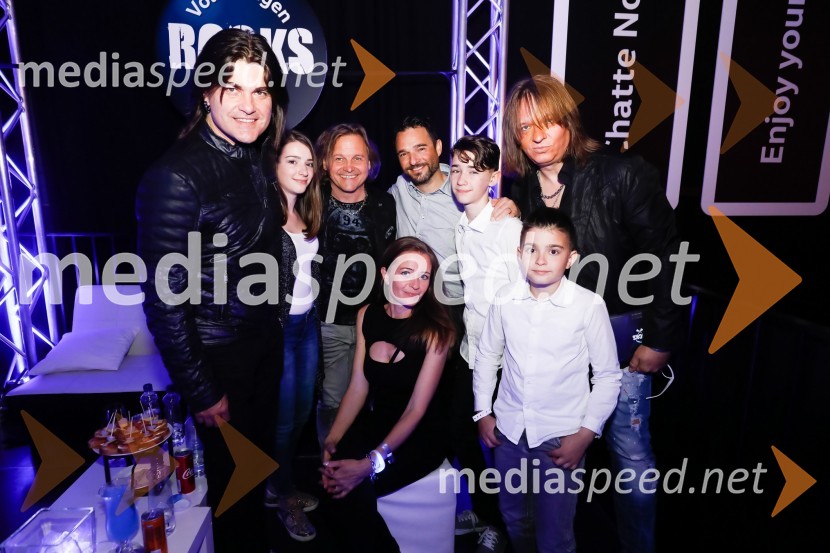  Bor Zuljan, kitarist, Šank rock;  ... ;  Matjaž Jelen, pevec, skupina Šank Rock;  Polona Ferjančič;  Danilo Ferjančič, generalni direktor Porsche Slovenija d.o.o;  ... ;  ... ;  Cvetko Polak, basist, skupina Šank RockVolkswagen rocks, zaključni koncert