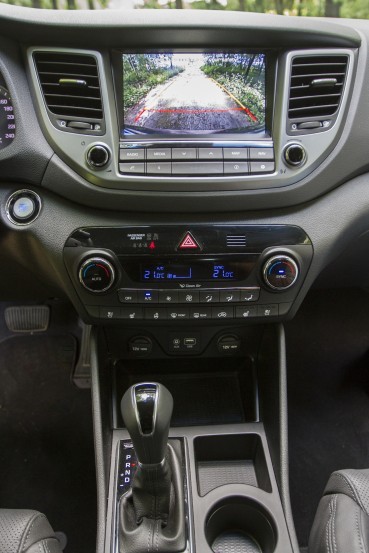 Hyundai Tucson 1.7 CRDi HP 7DCT 2WD Impression, osrednja konzola z 8-palčnim zaslonomHyundai Tucson 1.7 CRDi HP 7DCT 2WD Impression, Mediaspeed test