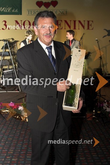 Anton Kampuš, župan občine Gornja Radgona s penino letnik 1977, kupljeno na licitaciji13. noč penine