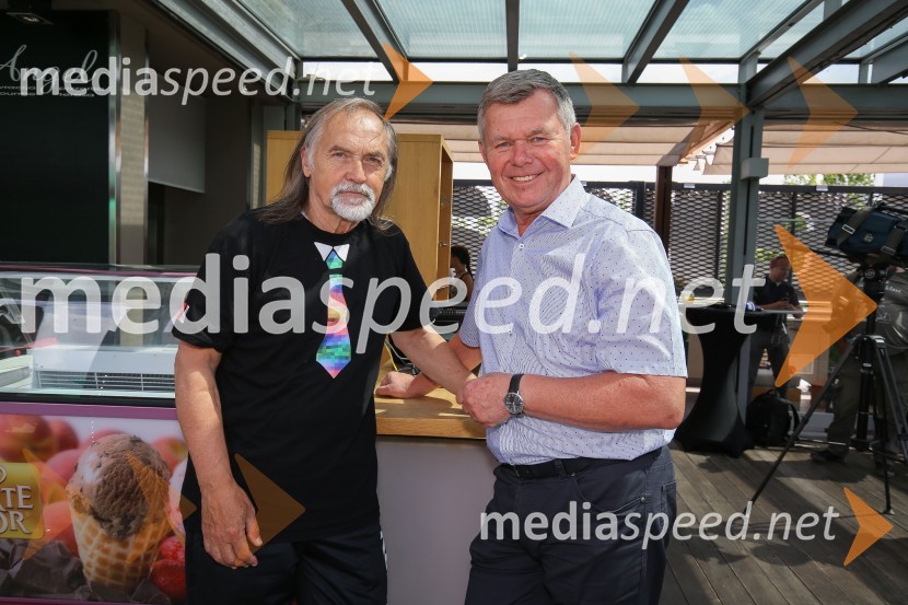  Dragan  Bulič, glasbeni urednik;  Boris Kopitar, pevecPredstavitev novega člana skupine Čuki, Miha Novak