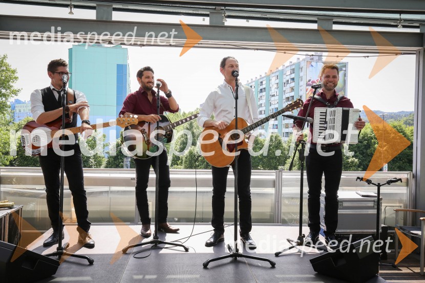  Miha Novak, skupina Čuki;  Jernej Tozon, pevec, skupina Čuki;  Jože Potrebuješ, skupina Čuki;  Matjaž Končan, skupina ČukiPredstavitev novega člana skupine Čuki, Miha Novak