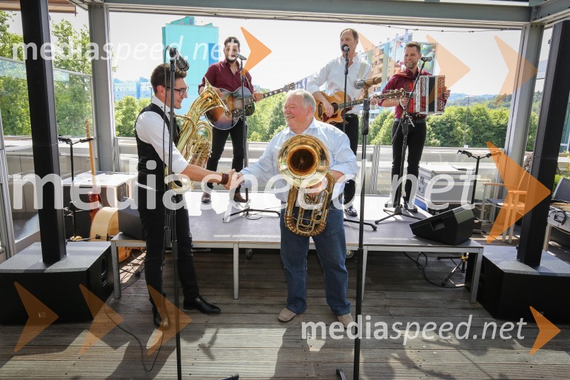  Miha Novak, skupina Čuki;  Jernej Tozon, pevec, skupina Čuki;  ... ;  Jože Potrebuješ, skupina Čuki;  Matjaž Končan, skupina ČukiPredstavitev novega člana skupine Čuki, Miha Novak