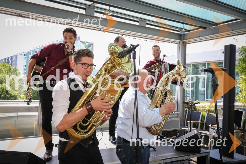  Jernej Tozon, pevec, skupina Čuki;  Miha Novak, skupina Čuki;  Jože Potrebuješ, skupina Čuki;  ... ;  Matjaž Končan, skupina ČukiPredstavitev novega člana skupine Čuki, Miha Novak