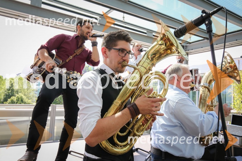  Jernej Tozon, pevec, skupina Čuki;  Miha Novak, skupina Čuki;  Jože Potrebuješ, skupina Čuki;  ... Predstavitev novega člana skupine Čuki, Miha Novak