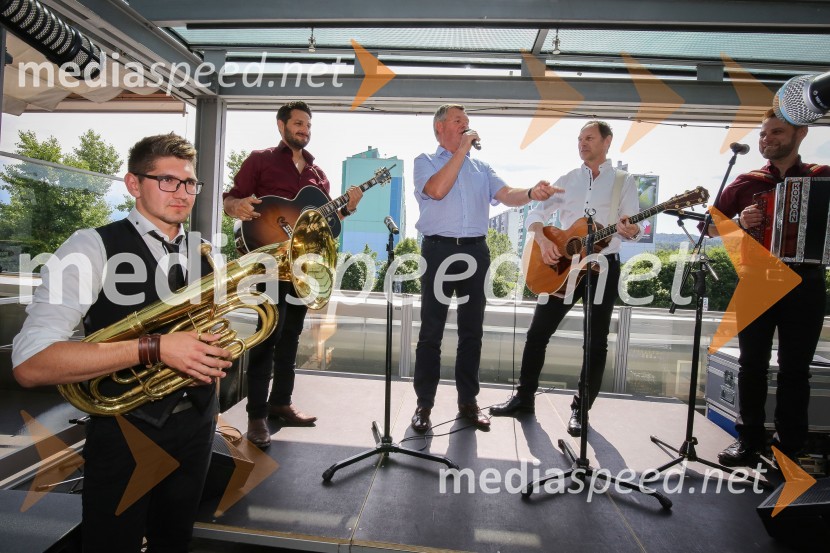  Miha Novak, skupina Čuki;  Jernej Tozon, pevec, skupina Čuki;  Boris Kopitar, pevec;  Jože Potrebuješ, skupina Čuki;  Matjaž Končan, skupina ČukiPredstavitev novega člana skupine Čuki, Miha Novak