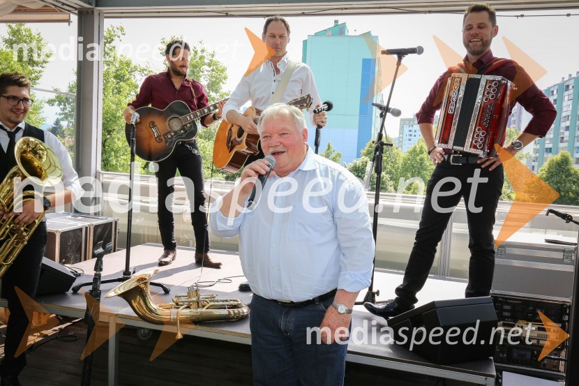  Miha Novak, skupina Čuki;  Jernej Tozon, pevec, skupina Čuki;  Jože Potrebuješ, skupina Čuki;  ... ;  Matjaž Končan, skupina ČukiPredstavitev novega člana skupine Čuki, Miha Novak