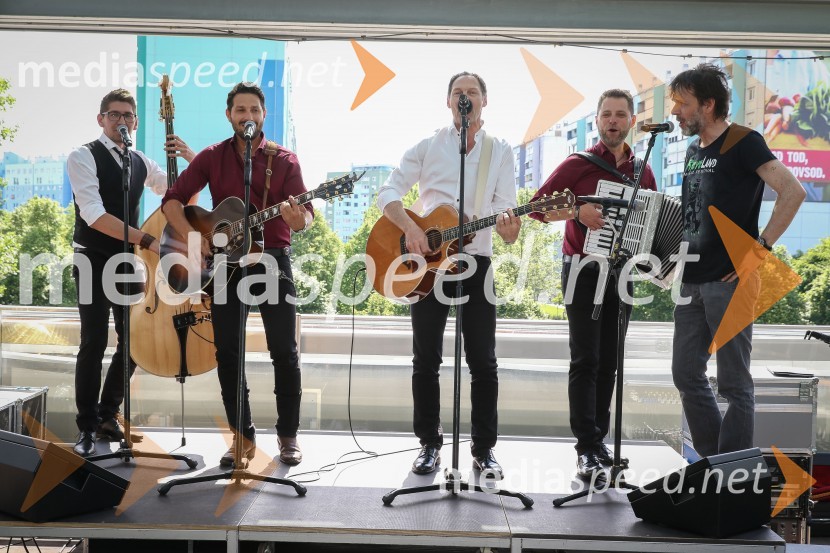  Miha Novak, skupina Čuki;  Jernej Tozon, pevec, skupina Čuki;  Jože Potrebuješ, skupina Čuki;  Matjaž Končan, skupina Čuki;  ... Predstavitev novega člana skupine Čuki, Miha Novak