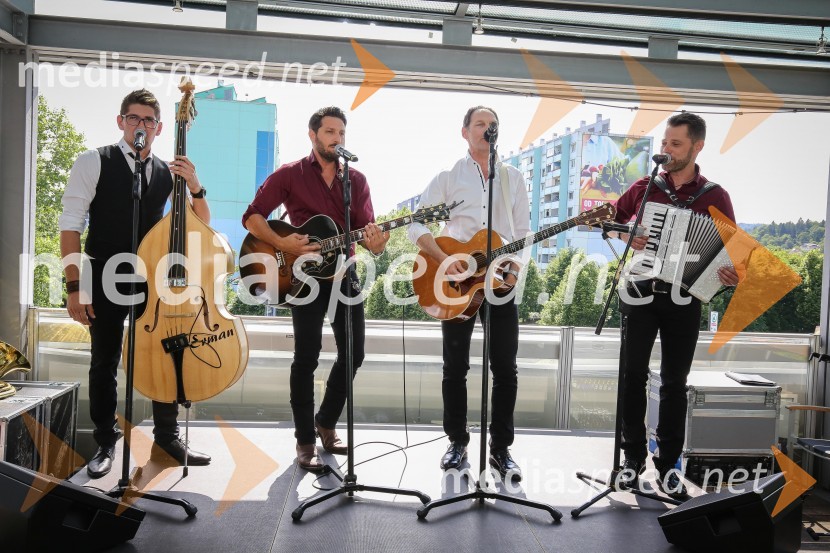  Miha Novak, skupina Čuki;  Jernej Tozon, pevec, skupina Čuki;  Jože Potrebuješ, skupina Čuki;  Matjaž Končan, skupina ČukiPredstavitev novega člana skupine Čuki, Miha Novak