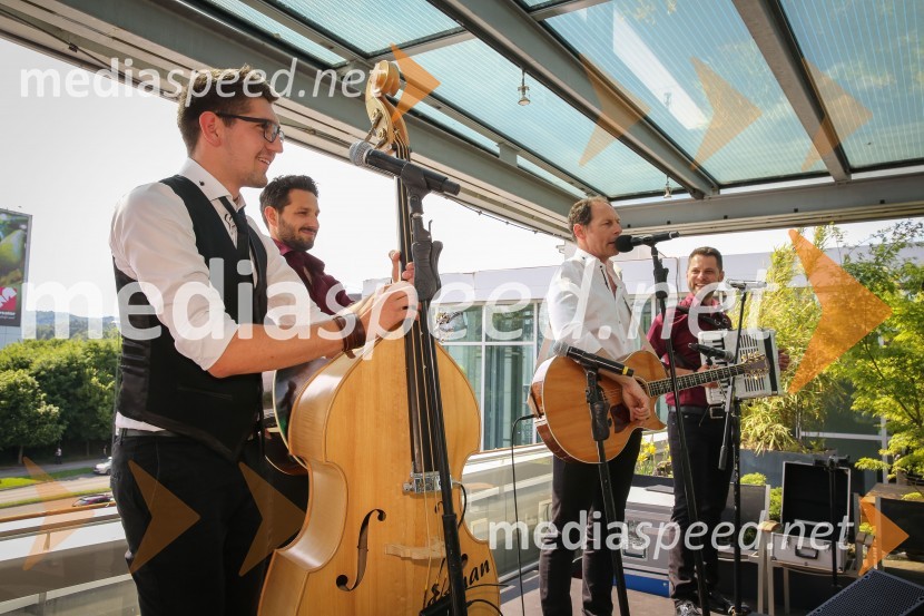  Miha Novak, skupina Čuki;  Jernej Tozon, pevec, skupina Čuki;  Jože Potrebuješ, skupina Čuki;  Matjaž Končan, skupina ČukiPredstavitev novega člana skupine Čuki, Miha Novak