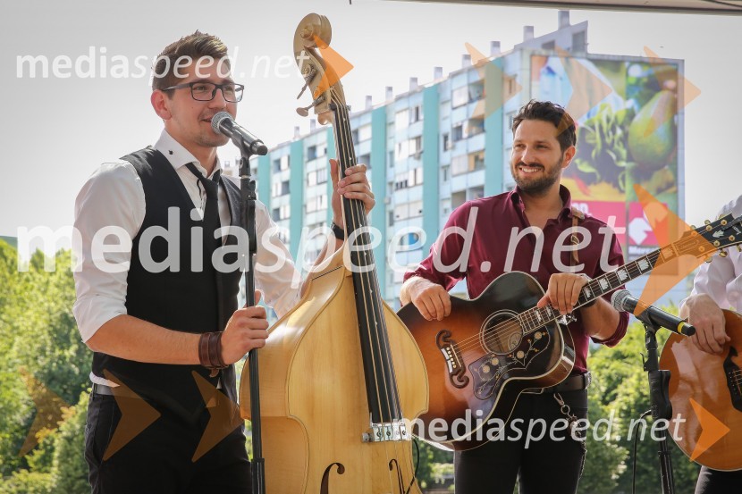  Miha Novak, skupina Čuki;  Jernej Tozon, pevec, skupina ČukiPredstavitev novega člana skupine Čuki, Miha Novak