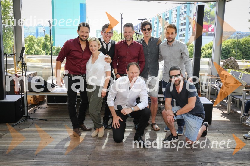  Jernej Tozon, pevec, skupina Čuki;  Jagoda Batagelj, plesalka;  Miha Novak, skupina Čuki;  Matjaž Končan, skupina Čuki;  Jože Potrebuješ, skupina Čuki;  ... ;  ... ;  ... Predstavitev novega člana skupine Čuki, Miha Novak