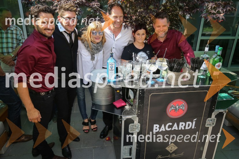  Jernej Tozon, pevec, skupina Čuki;  Miha Novak, skupina Čuki;  ... ;  Jože Potrebuješ, skupina Čuki;  Draga Kepeš, priznana barmanka;  Matjaž Končan, skupina ČukiPredstavitev novega člana skupine Čuki, Miha Novak