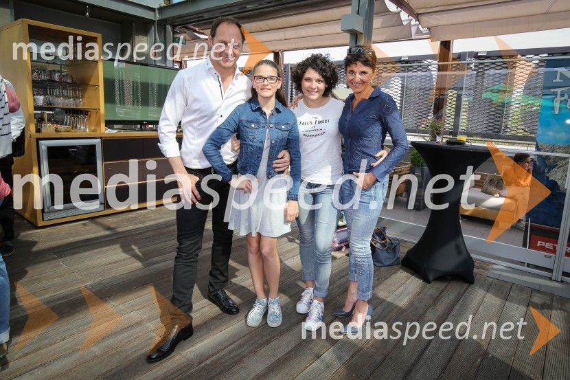  Jože Potrebuješ, skupina Čuki;  Eva Potrebuješ;  Petra Potrebuješ, miss grofične 2021;  Andreja PotrebuješPredstavitev novega člana skupine Čuki, Miha Novak